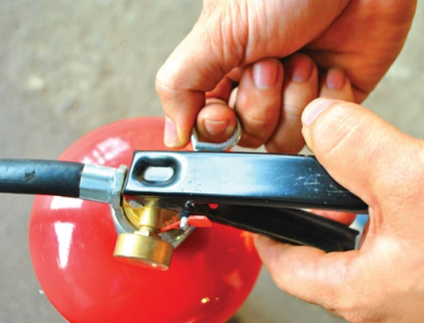 Rút chốt an toàn bình chữa cháy 