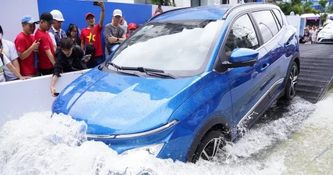 Xe điện ngập nước 