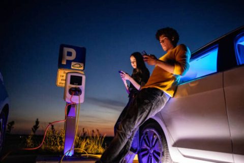 Sạc xe điện qua đêm 